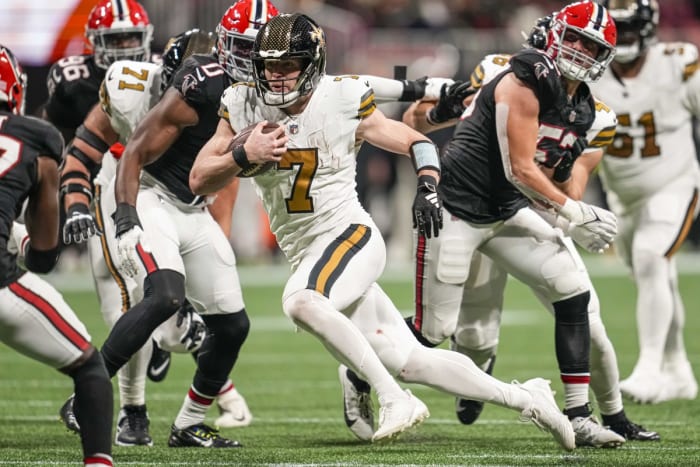 Nov 26, 2023; Taysom Hill (7) of the New Orleans Saints runs against the Atlanta Falcons. Mandatory Credit: Dale Zanine-USA TODAY